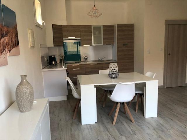 F2 + Garage Front De Apartment *